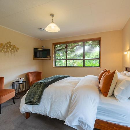 Alpine Rock B&B Te Anau Bagian luar foto