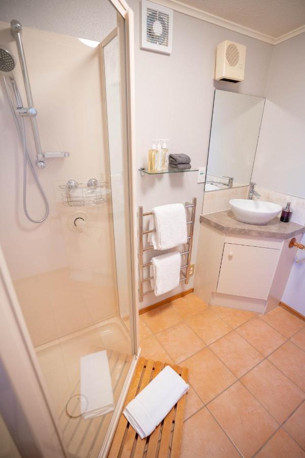 Alpine Rock B&B Te Anau Bagian luar foto