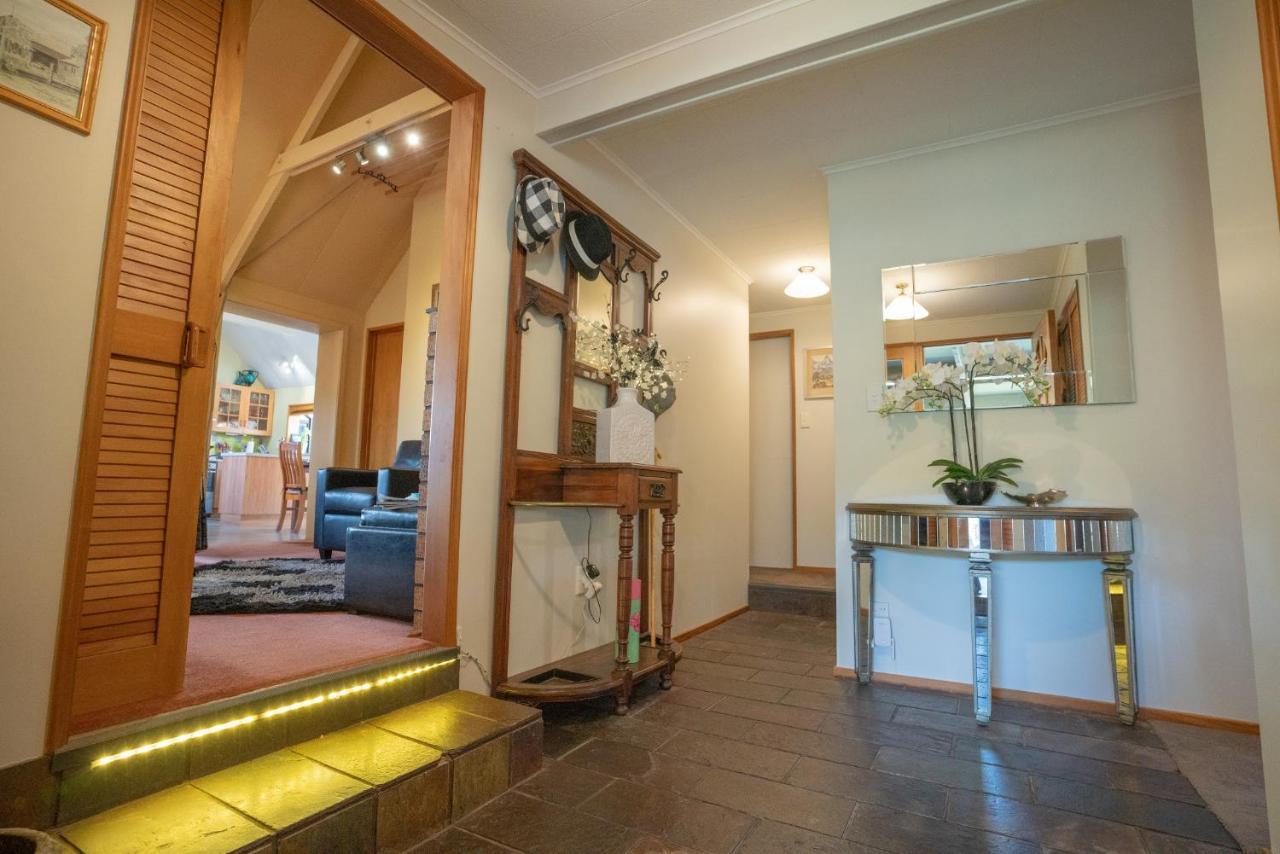 Alpine Rock B&B Te Anau Bagian luar foto