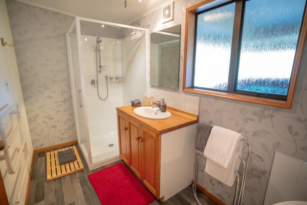Alpine Rock B&B Te Anau Bagian luar foto