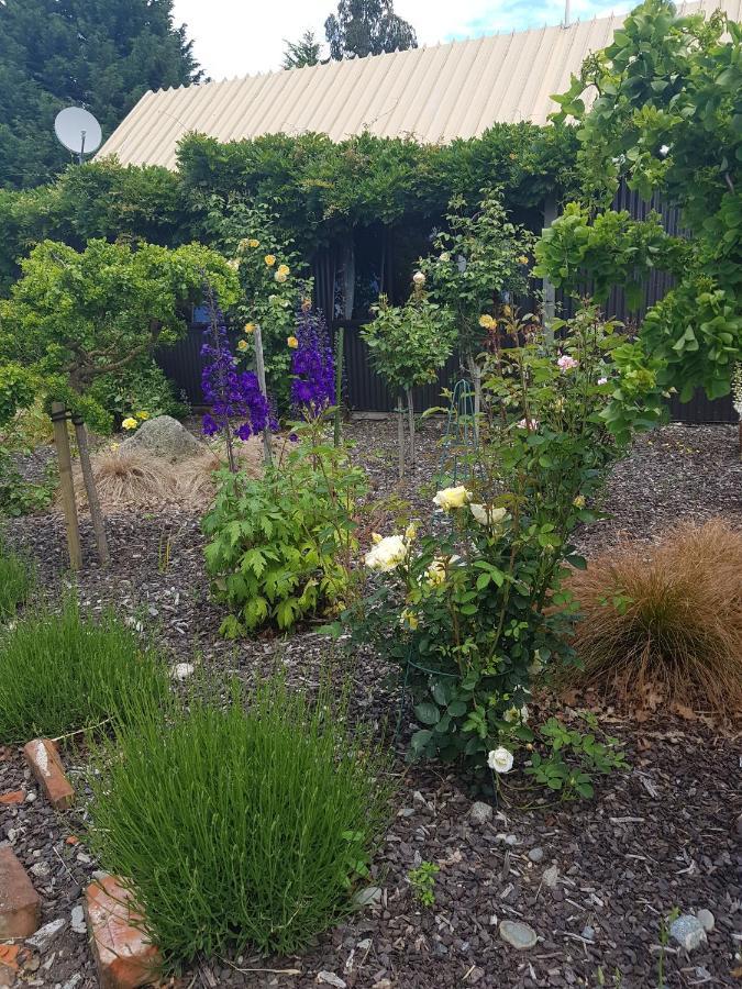 Alpine Rock B&B Te Anau Bagian luar foto