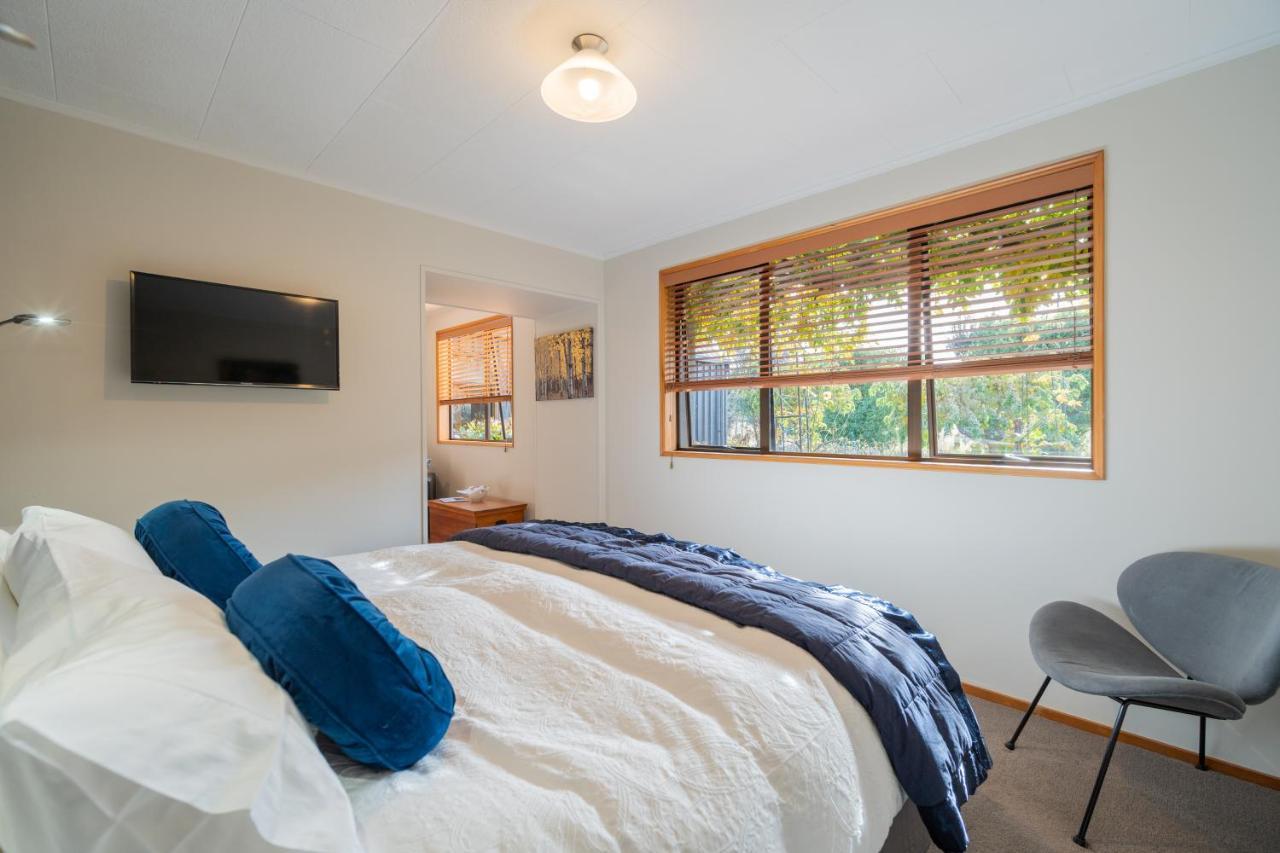 Alpine Rock B&B Te Anau Bagian luar foto