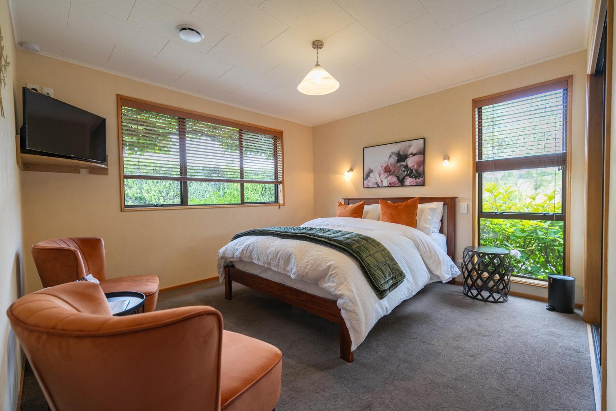 Alpine Rock B&B Te Anau Bagian luar foto
