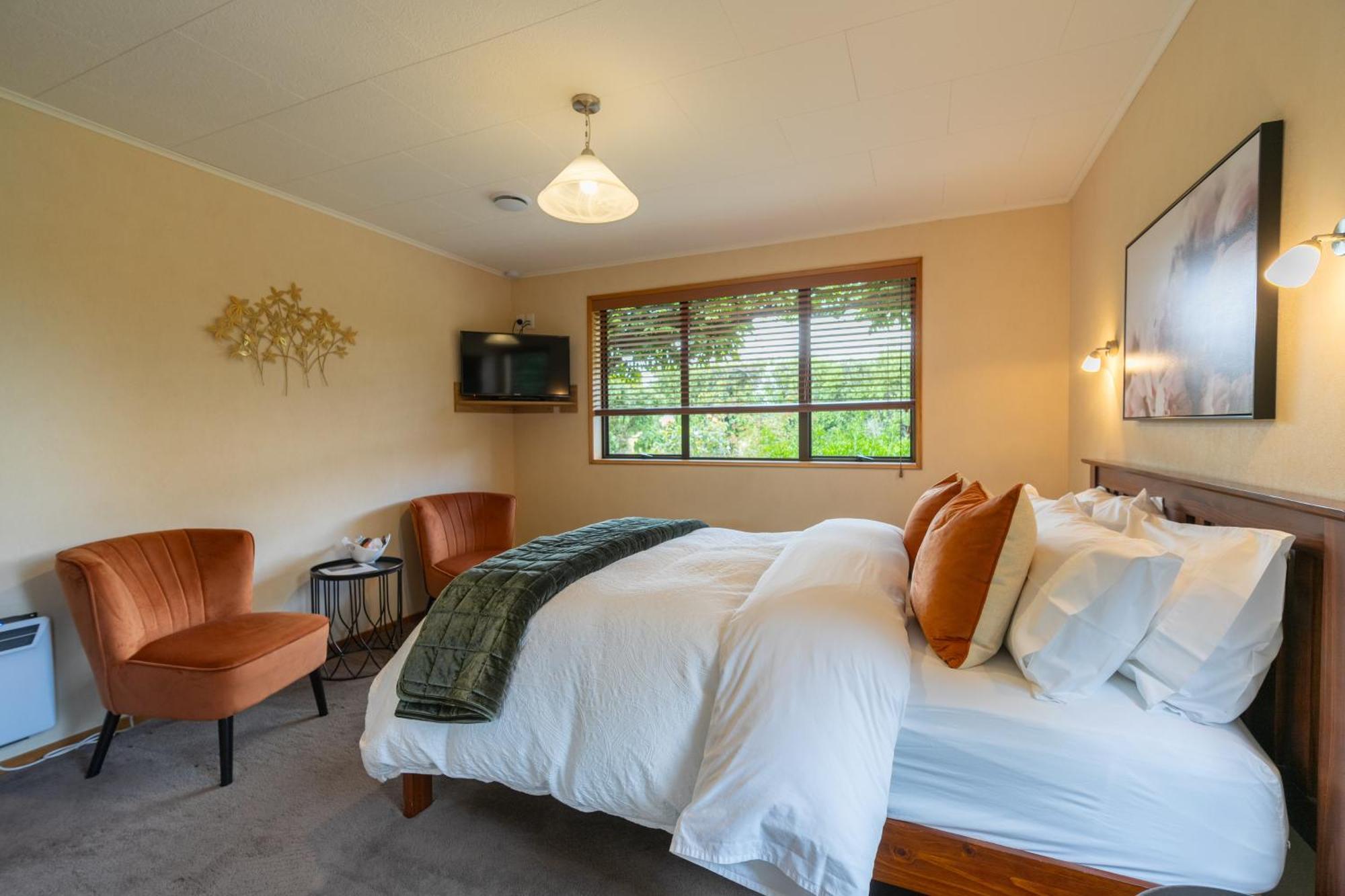 Alpine Rock B&B Te Anau Bagian luar foto